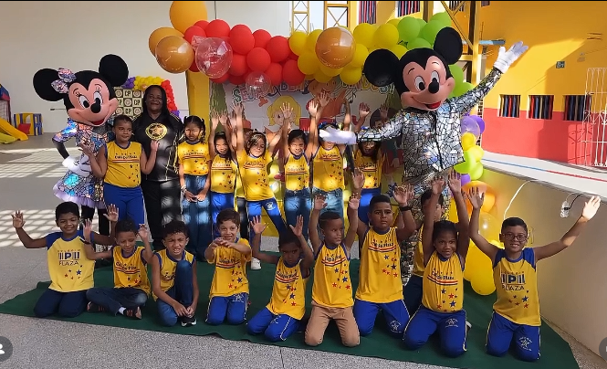 Alunos Felizes no Colégio Plaza